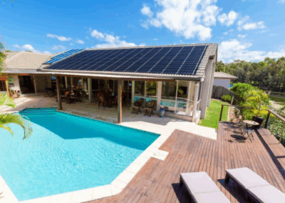 Instalación de placas solares fotovoltaicas en vivienda con piscina